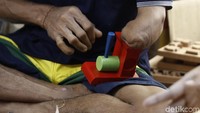 Dalam sehari mereka semua bisa menghasilkan sedikintya 20 potong mainan atau 600 mainan dalam per bulan. Wow! hebat bukan....