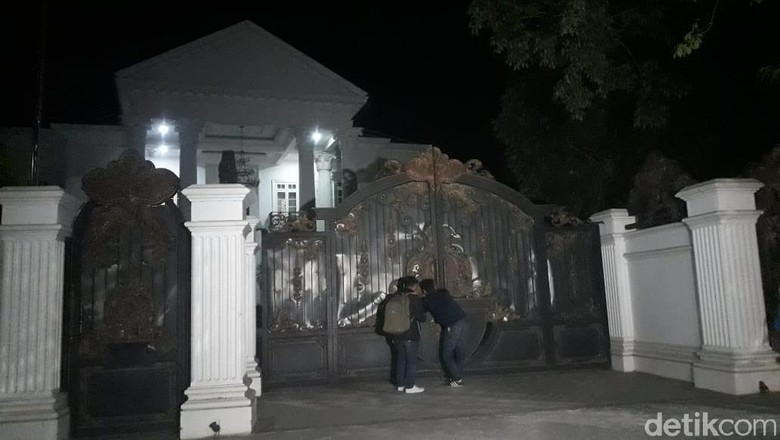 Bupati Bekasi Ditangkap KPK, Begini Kondisi Rumah Pribadinya Bupati Bekasi Ditangkap KPK, Begini Kondisi Rumah Pribadinya