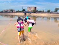 Unik! Lomba Lari Sambil Gendong Istri di Kazakhstan