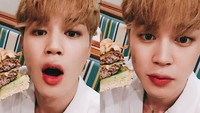 Sambil pose melongo, Jimin terlihat hendak melahap burger yang punya 2 tumpuk patty daging. Nyamm nyamm... Foto: Instagram bts_jimin
