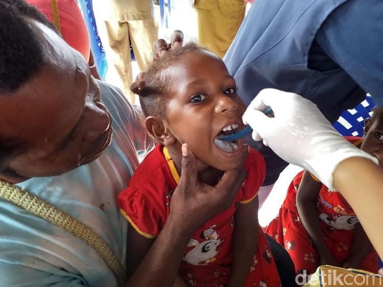 Potret Antusias Warga Papua Barat Berantas Kaki Gajah