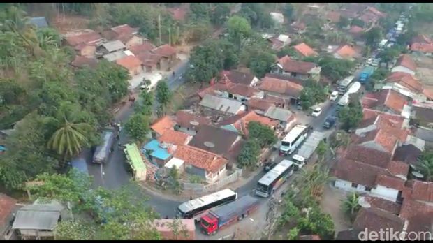 Truk Angkut Kayu Terguling, Jalur Tegal-Purwokerto Macet