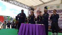 Menteri Kesehatan, Nila Moeloek, beserta gubernur dan bupati dari Papua Barat juga ikut minum obat lho! (Foto:detikHealth/Khadijah Nur Azizah)
