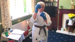 Di usia 75 tahun Ede Smith dari Great Dalby, Inggris, memilih menekuni olahraga bela diri untuk mengisi waktu luangnya. Ia pun dijuluki sebagai nenek ninja.