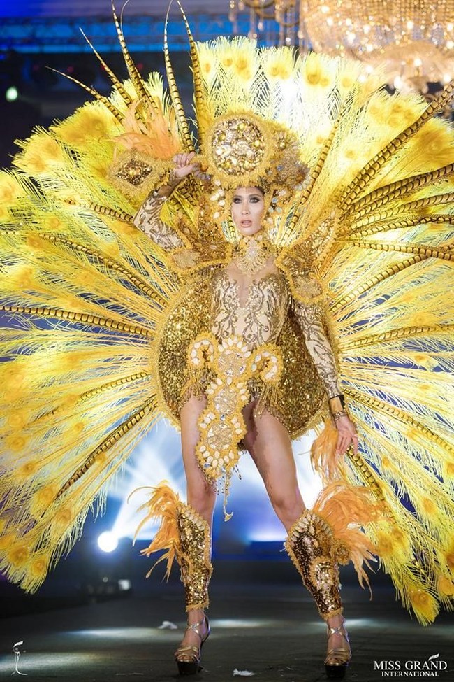 Inilah penampilan Miss Grand Costa Rica Nicole Menayo di kompetisi kostum nasional Miss Grand International 2018. Nicole terlihat bak model Victorias Secret dengan bulu-bulu kuning ukuran raksasa di punggungnya.Foto: Facebook Miss Grand International