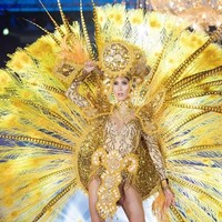 Inilah penampilan Miss Grand Costa Rica Nicole Menayo di kompetisi kostum nasional Miss Grand International 2018. Nicole terlihat bak model Victorias Secret dengan bulu-bulu kuning ukuran raksasa di punggungnya.Foto: Facebook Miss Grand International
