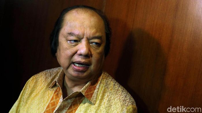 Tahir Tukar Dolar Senilai Rp 2 Triliun di Bank Indonesia Pengusaha nasional yang juga orang terkaya Indonesia Dato Sri Tahir, menukarkan dolarnya ke rupiah di Gedung Bank Indonesia, Senin (15/10/2018). Nilainya mencapai Rp 2 triliun.