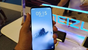 Mengusung layar Super AMOLED ukurannya 6 inch Full HD dengan bezel tipis 1,43 mm. Alhasil rasio screen to body mencapai 89,57%. (Foto: detikINET/Agus Tri Haryanto)