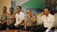 Polisi lalu mengecek orang-orang Perbakin yang sedang berlatih di lapangan tersebut. Pada periode pukul 13.00-15.00 WIB, ada sejumlah orang yang sedang berlatih di situ. Polisi lalu memeriksa orang-orang yang melakukan latihan. Polisi lalu mengamankan seorang anggota Perbakin Tangsel berinisial I.