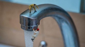 Tiap fotonya itu pun memiliki tema dan judul yang berbeda-beda, namun seringkali berasal dari segala kegiatan sehari-hari manusia. Seperti foto ini yang berjudul Down The Drain. Istimewa/Boredpanda.