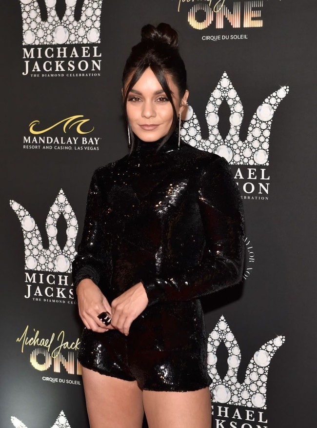 Bintang film High School Musical Vanessa Hudgens hanya memiliki tinggi badan 154 cm. Tapi ia tahu caranya berbusana agar tidak terlihat tenggelam dengan busana seksinya. Foto: Getty Images