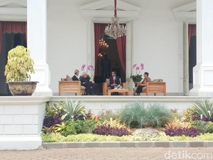Jokowi Ngobrol Santai Bareng Menlu Palestina di Istana Merdeka