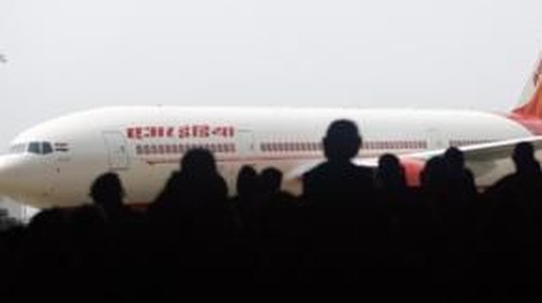 Ngeri! Pramugari Air India Tergelincir dan Jatuh dari Pesawat Ngeri! Pramugari Air India Tergelincir dan Jatuh dari Pesawat
