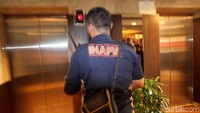 Proses olah TKP ini juga melibatkan tim Inafis. Olah TKP dilakukan untuk mengetahui secara pasti siapa pelaku penembak ruang kerja anggota DPR Itu.