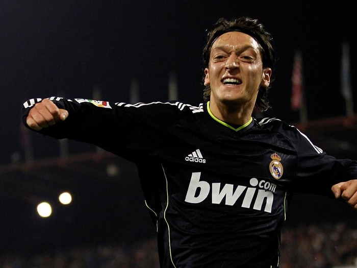 ZARAGOZA, SPAIN - DECEMBER 12: Mezut Ozil of Real Madrid celebrates after scoring Reals opening goal during the La Liga match between Real Zaragoza and Real Madrid at La Romareda stadium on December 12, 2010 in Zaragoza, Spain. (Photo by Angel Martinez/Getty Images)