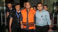 Rendra tidak memberikan komentar apa pun kepada wartawan. Ia hanya menebar senyuman.
