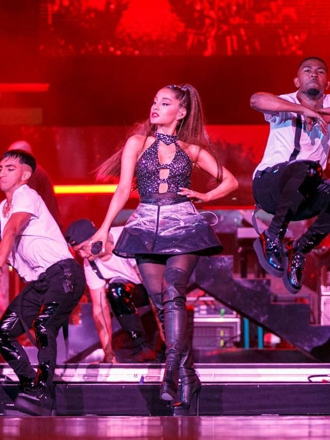 Tinggi badan Ariana Grande hanya 154 cm dan berat badannya 47 kg, menjadikan penyanyi pemilik vokal yang kuat ini mempunya tubuh mungil. Meski begitu, ia kerap tampil seksi dengan leotard, crop top, gaun strapless juga oversized sweater tanpa celana. Foto: Getty Images