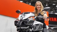 Seorang model atau usher berpose dengan motor Yamaha MT-10, hyper nake buatan Yamaha.