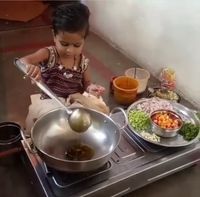 Keren! Aksi Cekatan Bocah Ini Memasak Bikin Netizen Kagum
