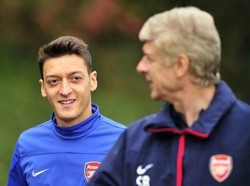 5. Mesut özil: Real Madrid ke Arsenal, 42,5 juta paun atau sekitar Rp 822,7 miliar (2013). Foto: Glyn Kirk/AFP Photo