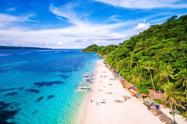 Peringkat ke lima ada Pulau Barocay, di Filipina. Pulau Boracay berlokasi sekitar 315 km dari Manila, Ibu Kota Filipina. Boracay menjadi salah satu destinasi wisata pantai terfavorit karena keindahannya yang memanjakan mata. AFP Â Peringkat ke lima ada Pulau Barocay, di Filipina. Pulau Boracay berlokasi sekitar 315 km dari Manila, Ibu Kota Filipina. Boracay menjadi salah satu destinasi wisata pantai terfavorit karena keindahannya yang memanjakan mata. AFP Â