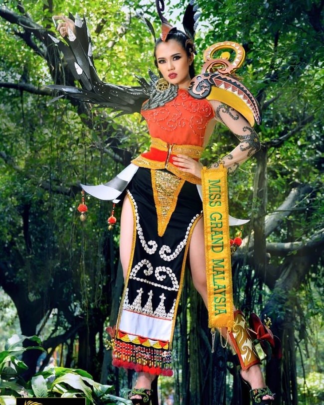 Inilah gaya extravaganza Debra untuk penampilannya di national costume di Miss Grand International 2018. Foto: dok. Instagram (@debrajeanna.poh)