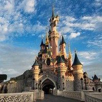 Tinggal di Disneyland atau Disney World jadi hal yang sudah jelas mustahil. Tapi jika punya uang cukup banyak, kamu bisa memiliki rumah yang membuatmu serasa berada di The Happiest Place On Earth. Foto: Disneyland Paris