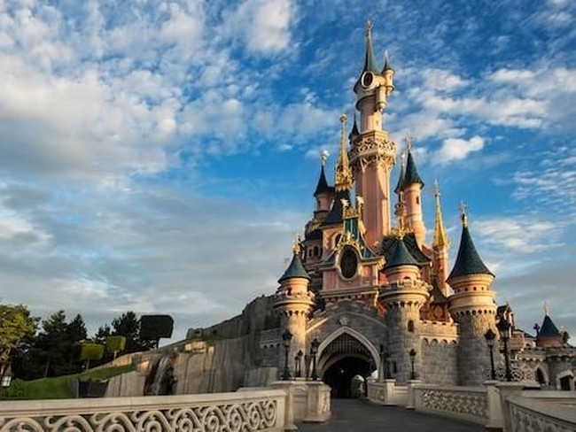 Tinggal di Disneyland atau Disney World jadi hal yang sudah jelas mustahil. Tapi jika punya uang cukup banyak, kamu bisa memiliki rumah yang membuatmu serasa berada di The Happiest Place On Earth. Foto: Disneyland Paris