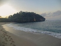 Wisatawan Pantai Ngliyep Malang Keluhkan Penarikan Tiket Ganda