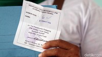 Para pedagang PKL ini diberikan nota yang berisi nama dan nomor kios yang nantinya akan menjadi lapak baru mereka. Para pedagang itu pun nantinya dikenai biaya sebesar Rp 500 ribu per bulan.