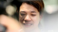 Ia pun tak bisa menahan haru dan kesedihannya kala mengingat ibu Roro Fitria itu.