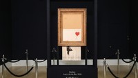 Lelucon surealis itu menjadi skenario dari adegan pertunjukan Banksy yang sulit dipahami para pencinta seni.  Foto: Getty Images