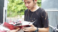 Momen ini juga jadi pengalaman manis Jevi. Melihat wajahnya yang ganteng gini membuat Jevi terlihat seperti dedek gemes, padahal sudah jadi masinis. Foto: instagram @jevisantosa