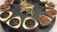 Nah, kalau disusun cantik bersama dessert lain, caramel panna cotta juga bisa jadi pelengkap jamuan makan istimewa. Foto: Instagram thelittlepuddingco