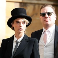 Meskipun mendobrak aturan, tak dipungkiri bahwa Cara Delevingne tetap terlihat elegan dengan sentuhan edgy. Lagipula dress code juga tidak menulis secara spesifik pembagian gender. Jadi, sebenarnya sah-sah saja jika ingin memakai tuksedo. Foto: Getty Images