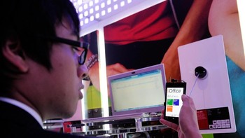 Bermacam layanan andalan Microsoft seperti Office pun dintegrasikan ke Windows Phone untuk meraih minat konsumen. Foto: Getty Images