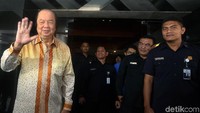 Tahir sendiri tiba di Kantor BI sekitar pukul 11.00 WIB. Dia langsung menemui Gubernur BI Perry Warjiyo.