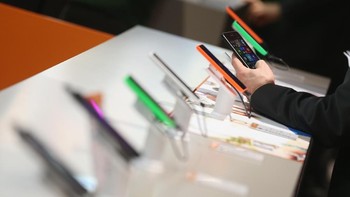 Warna warna memikat dan operasional ponsel yang mulus pun gagal menarik minat. Foto: Getty Images