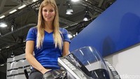 Seorang model berpose dengan Yamaha R6 hasil modifikasi di Intermot
