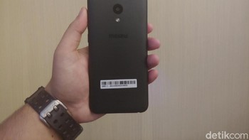 Kamera belakang berukuran 13 MP. Sementara kamera depan berukuran 5 MP. Untuk baterainya berkapasitas 3.000 mAh. (Foto: detikINET/Agus Tri Haryanto)