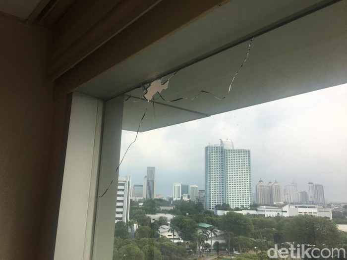 Kena Tembak 3 Kali, Perlukah Gedung DPR Dilapisi Kaca Antipeluru?