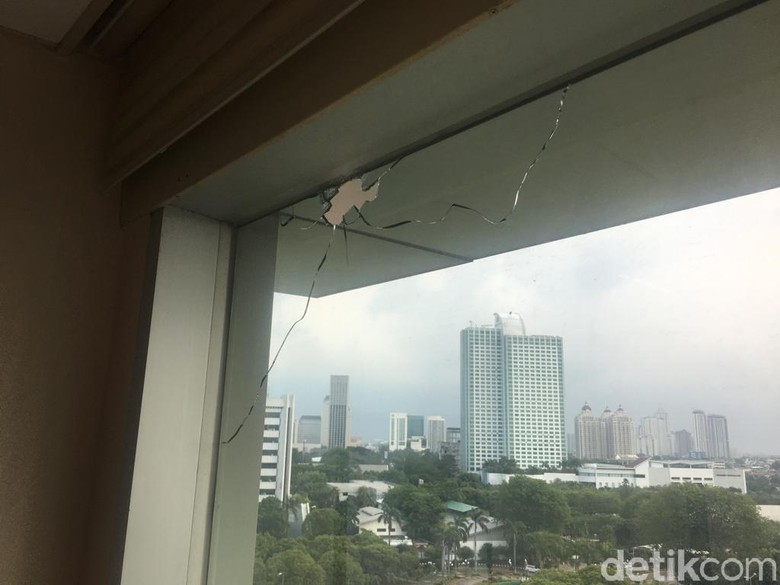 Kena Tembak 3 Kali, Perlukah Gedung DPR Dilapisi Kaca Antipeluru? Kena Tembak 3 Kali, Perlukah Gedung DPR Dilapisi Kaca Antipeluru?