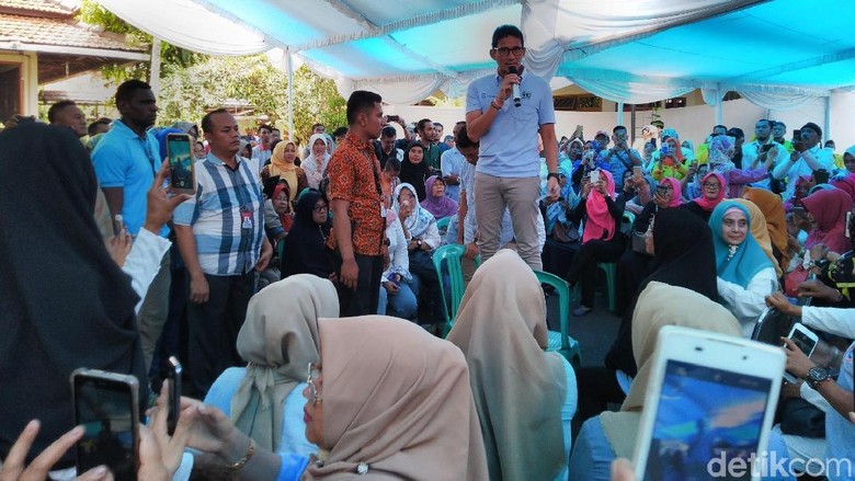 Aksi Sandiaga Naik Kursi saat Resmikan Rumah Pemenangan di Ciamis Aksi Sandiaga Naik Kursi saat Resmikan Rumah Pemenangan di Ciamis
