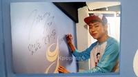 Ini dia Zico Black B. Dengan senyum merekah, ia resmi membuka gerai es krimnya,tentunya dengan menggandeng nama Yogorino. Jadi, kalau berkunjung kesini, kamu bisa melihat tanda tangan Zico di bagian dinding restoran!  Foto: kpopmap