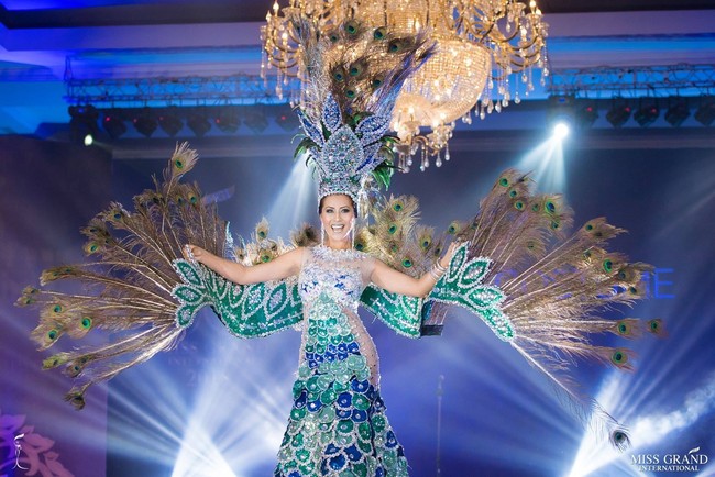 Finalis Miss Grand International 2018 asal El Salvador, Genesis Margarita Fuentes menjelma menjadi burung merak raksasa dalam kostum nasionalnya Foto: Facebook Miss Grand International
