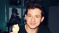 Tuh lagi-lagi berpose dengan es krim. Charlie sendiri lebih suka es krim dengan cone, sehingga ia bisa menghabisi es krim dengan cone yang gurih renyah. Foto: Instagram @charlieputh