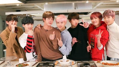 Manisnya Jimin Saat Makan dan Pose di Dapur Bareng Member BTS