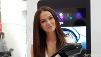 Seorang SPG berpose dengan anggun di motor skuter yang dipamerkan di Intermot 2018.