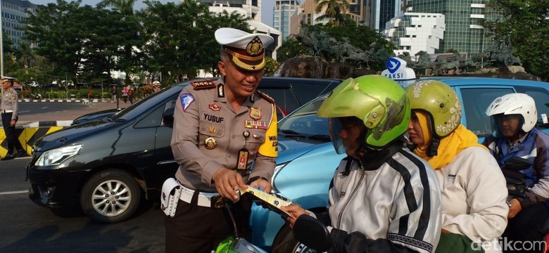 Sosialisasi CCTV Awasi Pelanggar Lalin, Polisi Bagi Brosur di Jakpus Sosialisasi CCTV Awasi Pelanggar Lalin, Polisi Bagi Brosur di Jakpus