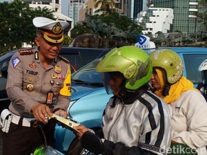 Sosialisasi CCTV Awasi Pelanggar Lalin, Polisi Bagi Brosur di Jakpus